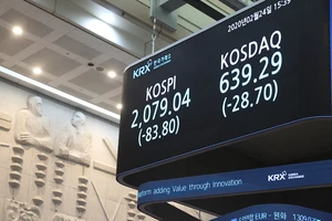 Chỉ số Kospi và Kosdaq tại sàn giao dịch Hàn Quốc giảm gần 4% vào ngày 24-2. Ảnh: KRX