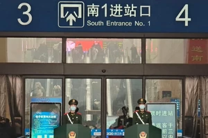 Cảnh sát Trung Quốc làm nhiệm vụ tại nhà ga Vũ Hán (Ảnh chụp ngày 22-2). Ảnh: REUTERS