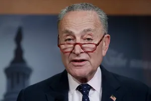 Lãnh đạo phe thiểu số Dân chủ tại Thượng viện, ông Chuck Schumer yêu cầu Nhà Trắng trừng phạt Nga vì can thiệp bầu cử năm 2020. Ảnh: REUTERS