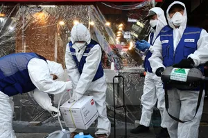 Nhân viên y tế chuẩn bị dung dịch khử trùng để phun trên đường phố Hong Kong (Ảnh chụp ngày 22-2). Ảnh: CNN