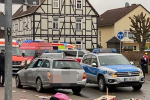 Một tài xế 29 tuổi lái xe tông vào đoàn người diễu hành trong một lễ hội địa phương ở thị trấn Volksmarsen, bang Hesse, Đức. Ảnh: ISCRESEARCH