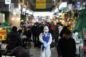 Hàn Quốc ghi nhận thêm 2 ca tử vong và 169 ca nhiễm mới virus COVID-19. Ảnh: REUTERS