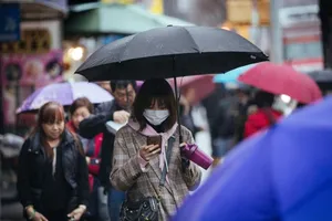 Người dân mang khẩu trang đi bộ trên đường phố Brooklyn hôm 25-2. Ảnh: THE NEW YORK TIMES