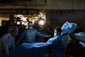 Nhân viên y tế di chuyển một bệnh nhân nhiễm COVID-19 ở Hong Kong, ngày 22-1. Ảnh: AFP