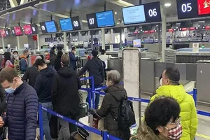 Khách du lịch Trung Quốc tại sân bay quốc tế Phố Đông Thượng Hải. Ảnh: AP