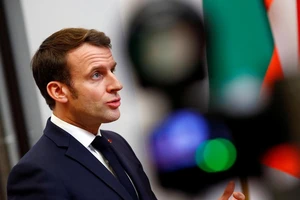 Tổng thống Pháp Emmanuel Macron đến thăm bệnh viện Pitie-Salpetriere ở Paris, nơi đang điều trị cho những bệnh nhân nhiễm COVID-19. Ảnh: REUTERS