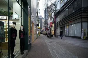 Đường phố Daegu, Hàn Quốc vắng vẻ vì dịch COVID-19 ngày 21-2. Ảnh: REUTERS