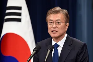 Tổng thống Hàn Quốc Moon Jae-in nhân được sự đồng ý của cả 4 chính đảng ở Hàn Quốc về kế hoạch tăng ngân sách phòng chống COVID-19. Ảnh: GETTY IMAGES