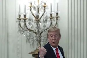 Tổng thống Trump nói rằng Chính phủ Mỹ đang làm tốt việc kiểm soát dịch COVID-19. Ảnh: BLOOMBERG