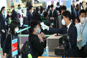 Hành khách được kiểm tra thân nhiệt tại một sân bay Hàn Quốc. Ảnh: YONHAP