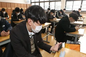 Học sinh đeo khẩu trang đề phòng dịch COVID-19 trong một lớp học tại TP Busan (Hàn Quốc). Ảnh: YONHAP NEWS AGENCY