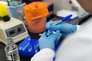 Một chuyên gia tham gia điều chế vaccine ngừa COVID-19 ở một phòng thí nghiệm thuộc bang New Jersey (Mỹ) ngày 28-2. Ảnh: AFP