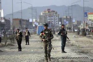 Lực lượng an ninh Afghanistan tại hiện trường một vụ đánh bom ở thủ đô Kabul ngày 26-2. Ảnh: AP