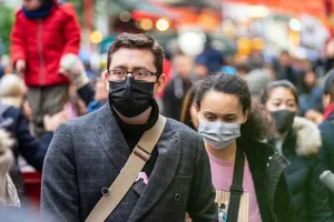 Người dân ở thủ đô Canberra (Úc) đeo khẩu trang trên đường phố (Ảnh chụp ngày 28-2). Ảnh: AFP 