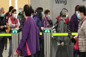 Chuyên gia nói rằng dịch COVID-19 vẫn có thể quay trở lại và giữ khoảng cách an toàn là cách ngăn ngừa dịch bệnh. Ảnh: SOUTH CHINA MORNING POST