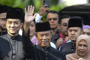 Ông Muhyiddin Yassin vẫy tay chào công chúng trước khi tiến vào cung điện Hoàng gia Malaysia làm lễ nhậm chức ngày 1-3. Ảnh: SCMP