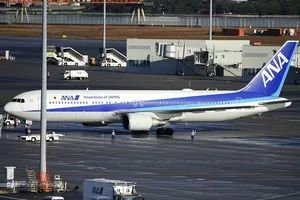 Máy bay của hãng ANA sơ tán công dân Nhật khỏi Vũ Hán ngày 29-1. Ảnh: AP