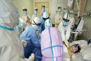 Một bệnh nhân nặng do COVID-19 tại TP Vũ Hán được điều trị bằng phương pháp Trao đổi oxi qua màng ngoài cơ thể (ECMO). Ảnh: AFP