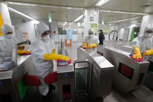 Nhân viên y tế làm vệ sinh một ga tàu điện ngầm ở thủ đô Seoul (Hàn Quốc) ngày 1-3. Ảnh: AP