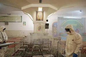 Nhân viên y tế khử trùng Nhà thờ Imam Reza ở TP Mashhad, Iran ngày 1-3. Ảnh: REUTERS