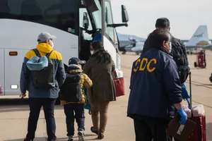 Nhân viên ngoại giao Mỹ sơ tán từ Trung Quốc được kiểm tra y tế ở bang California hồi tháng 1-2020. Ảnh: AFP