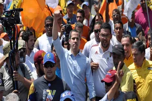 Lãnh đạo phe đối lập Juan Guaido và những người ủng hộ mình tại TP Barquisimeto hôm 29-2. Ảnh: REUTERS