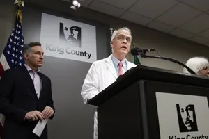 Ông Frank Riedo, giám đốc y tế về kiểm soát nhiễm khuẩn tại bệnh viên Evergreen Health phát biểu sau cái chết của một bệnh nhân tại hạt King. Ảnh: AFP