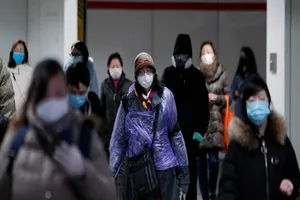 Hành khách đeo khẩu trang chống dịch COVID-19 tại sân bay. Ảnh: REUTERS 