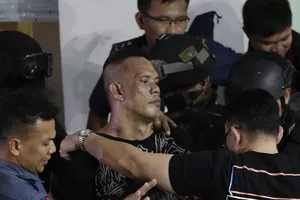 Nghi phạm bắt giữ con tin ở Manila đầu hàng và thả toàn bộ con tin. Ảnh: AP