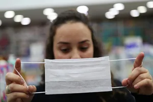 Chuyên gia Nga: Đeo khẩu trang thông thường không có tác dụng phòng bệnh COVID-19. Ảnh: RT