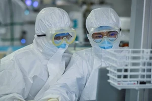 Một nhóm chuyên gia y tế trong phòng thí nghiệm của ĐH Seoul (Hàn Quốc) ngày 1-3. Ảnh: AFP 