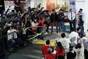 Thủ phạm bắt giữ con tin ở trung tâm thương mại Virra Mall ở Manila họp báo trước khi bị bắt giữ. Ảnh: AP
