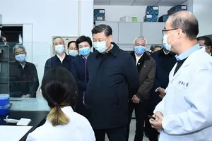 Chủ tịch Trung Quốc Tập Cận Bình nhấn mạnh việc cần thiết là tiến hành nghiên cứu các loại vaccine chống COVID-19. Ảnh: TÂN HOA XÃ