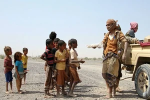 Hình ảnh lực lượng chống Chính phủ Yemen cho đồ ăn cho trẻ em. Ảnh: AFP