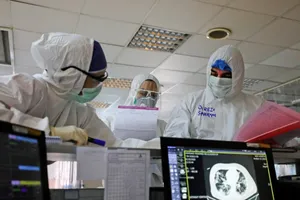 Bác sĩ trong một phòng cách ly bệnh nhân COVID-19 ở Tehran ngày 1-3. Ảnh: AFP