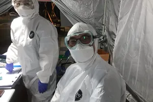 Một bác sĩ Hàn Quốc mặc đồ bảo hộ trong bệnh viện thuộc ĐH Keimyung ở Daegu (Ảnh chụp ngày 4-3). Ảnh: THE KOREA HERALD