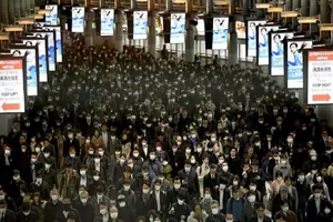 Người dân Nhật Bản đều mang khẩu trang khi đi ra nơi đông người. Ảnh: KYODO NEWS