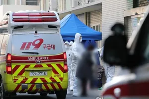 Một ca nhiễm COVID-19 được đưa vào Trung tâm y tế Dongsan - Đại học Keimyung ở Daegu hôm 4-3. Ảnh: YONHAP NEWS