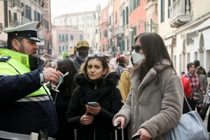 Khách du lịch đeo khẩu trang ở Venice (Ý) ngày 1-3. Ảnh: REUTERS