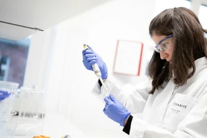 Một chuyên gia về virus làm việc tại Bệnh viện Charité (Berlin) (Ảnh chụp ngày 21-1). Ảnh: AFP