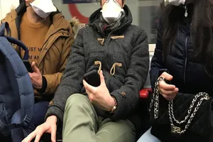 Người dân đi tàu điện ngầm tại thành phố London đeo khẩu trang để phòng ngừa COVID-19. Ảnh: RTE