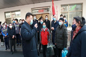 Chủ tịch Trung Quốc Tập Cận Bình trong một chuyến thăm người dân mùa dịch COVID-19. Ảnh: REUTERS 