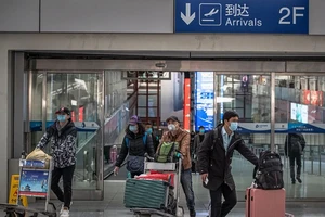 Trung Quốc đã ghi nhận ít nhất 60 du khách nhập nhiễm COVID-19. Ảnh: EPA