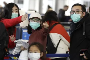 Hành khách làm thủ tục tại sân bay quốc tế áclav Havel Airport Prague (Ảnh chụp ngày 27-1 ). Ảnh: CTK