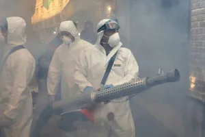 Nhân viên y tế khử trùng một trung tâm thương mại ở thủ đô Rome ngày 1-3. Ảnh: AFP