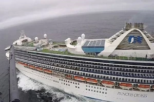 Hình ảnh chup từ trực thăng về tàu du lịch Grand Princess ngoài khơi bờ biển California ngày 5-3. Ảnh: REUTERS