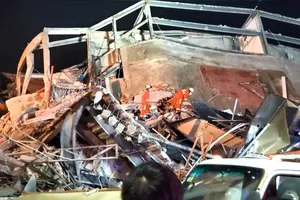 Lực lượng cứu hộ tại hiện trường khách sạn bị sập. Ảnh: REUTERS