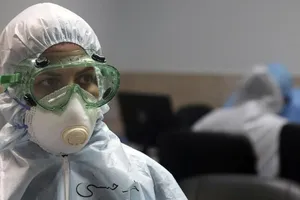 Một nhân viên y tế làm việc trong khu vực cách ly của TP Milan (Ý) ngày 7-3. Ảnh: AP