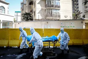 Nhân viên y tế di chuyển một bệnh nhân tử vong do COVID-19 tại TP Vũ Hán (Trung Quốc). Ảnh: AFP