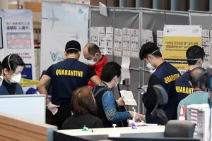 Số ca nhiễm COVID-19 ở Hàn Quốc gần chạm mốc 7.500 người khi nước này xem xét mở rộng lệnh hạn chế nhập cảnh để phòng dịch. Ảnh: YONHAP